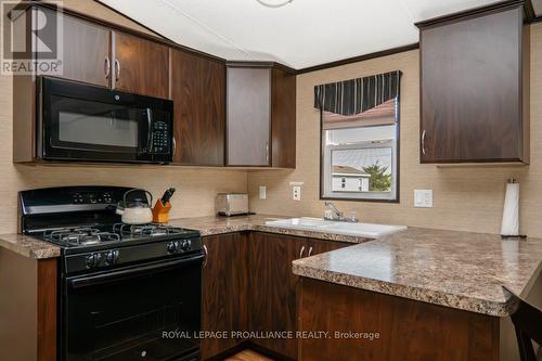 486 Cty Road 18- 11 Cricket Lane, Prince Edward County, ON - Indoor Photo Showing Kitchen