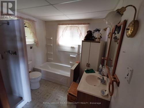 992 Porter Landing Road, Parry Sound, ON - Indoor Photo Showing Bathroom