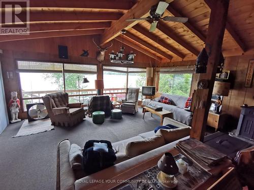 992 Porter Landing Road, Parry Sound, ON - Indoor Photo Showing Living Room