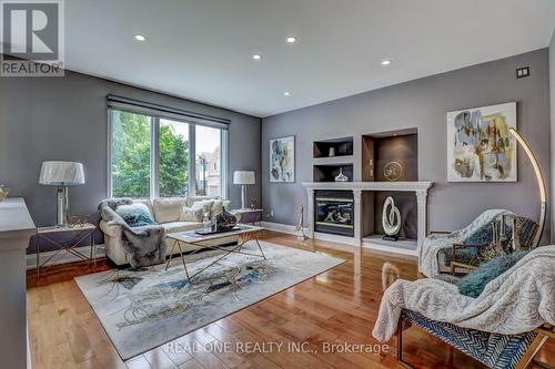 49 Fawnbrook Circle, Markham, ON - Indoor Photo Showing Kitchen