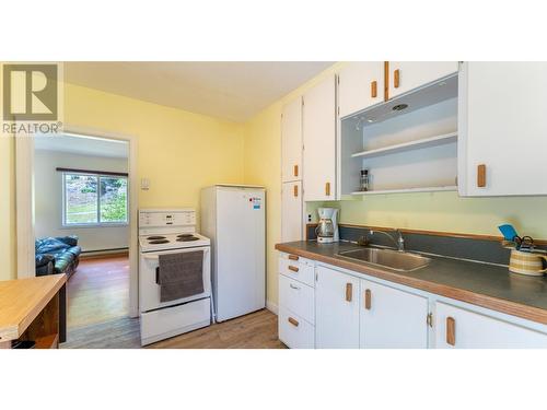 321 Golf View Street, Riondel, BC - Indoor Photo Showing Kitchen