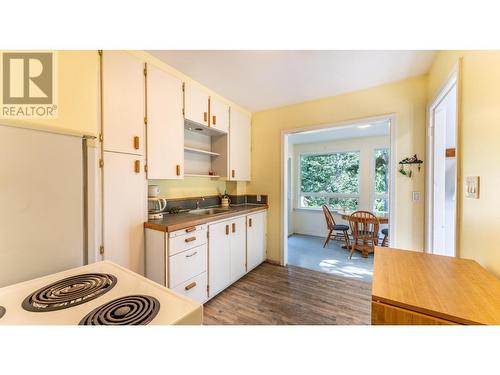 321 Golf View Street, Riondel, BC - Indoor Photo Showing Kitchen