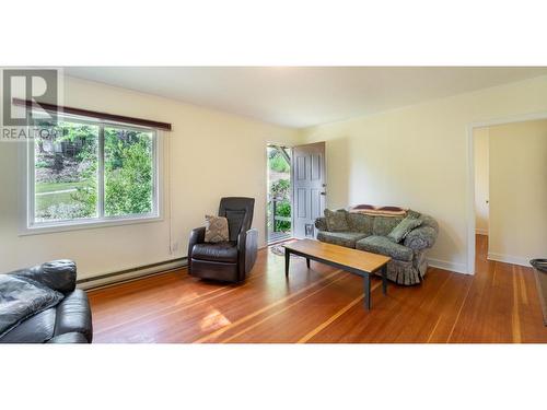 321 Golf View Street, Riondel, BC - Indoor Photo Showing Living Room