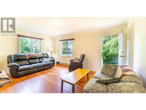 321 Golf View Street, Riondel, BC - Indoor Photo Showing Living Room