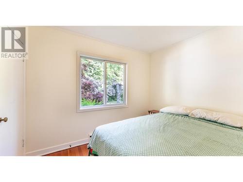 321 Golf View Street, Riondel, BC - Indoor Photo Showing Bedroom