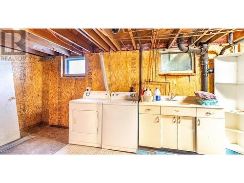 321 Golf View Street, Riondel, BC - Indoor Photo Showing Laundry Room