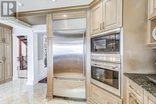 18 Western Skies Court, Vaughan (East Woodbridge), ON - Indoor Photo Showing Kitchen With Upgraded Kitchen