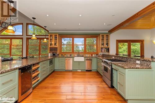 1622 West Shore Rd, Dysart, ON - Indoor Photo Showing Kitchen With Upgraded Kitchen