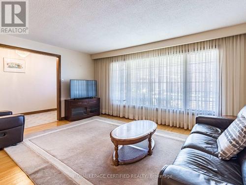 314 Centre Street N, Brampton, ON - Indoor Photo Showing Living Room