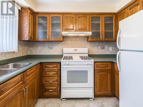 314 Centre Street N, Brampton, ON - Indoor Photo Showing Kitchen With Double Sink