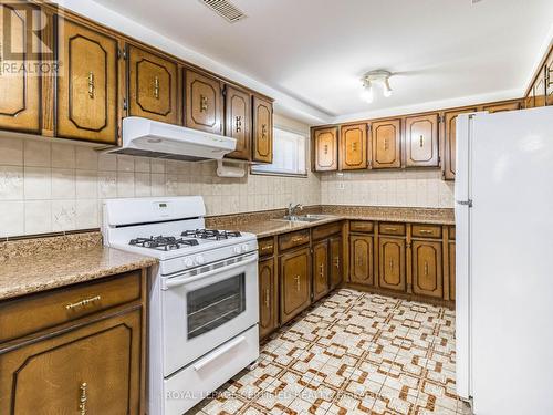 314 Centre Street N, Brampton, ON - Indoor Photo Showing Kitchen