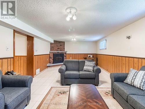 314 Centre Street N, Brampton, ON - Indoor Photo Showing Living Room