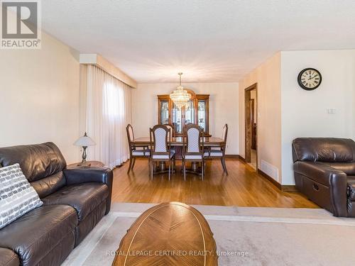 314 Centre Street N, Brampton, ON - Indoor Photo Showing Living Room