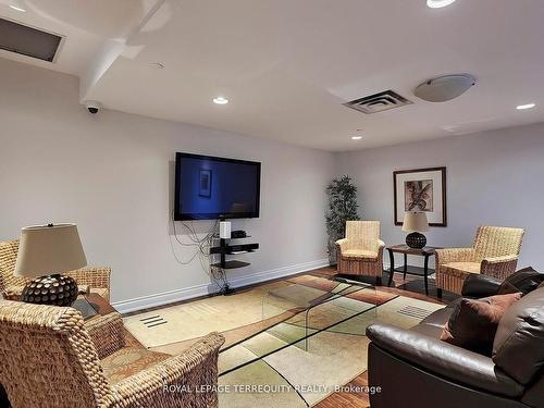 604-980 Yonge St S, Toronto, ON - Indoor Photo Showing Living Room