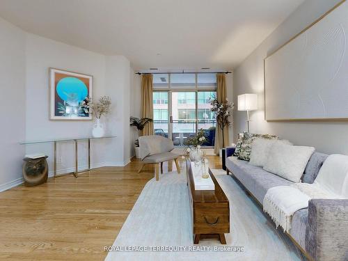 604-980 Yonge St S, Toronto, ON - Indoor Photo Showing Living Room