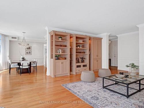 802-55 Delisle Ave, Toronto, ON - Indoor Photo Showing Living Room