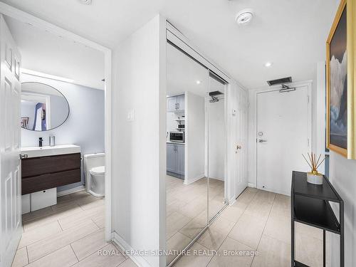 204-725 King St W, Toronto, ON - Indoor Photo Showing Bathroom