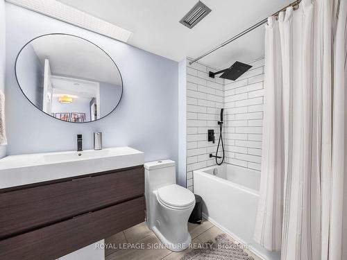 204-725 King St W, Toronto, ON - Indoor Photo Showing Bathroom