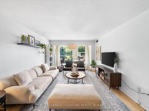 204-725 King St W, Toronto, ON - Indoor Photo Showing Living Room