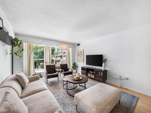 204-725 King St W, Toronto, ON - Indoor Photo Showing Living Room