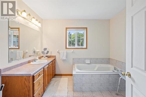4521 Hunt Club Crescent, Windsor, ON - Indoor Photo Showing Bathroom