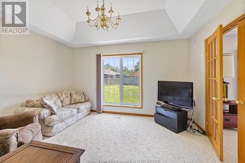 4521 Hunt Club Crescent, Windsor, ON - Indoor Photo Showing Living Room