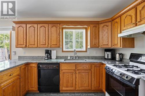 4521 Hunt Club Crescent, Windsor, ON - Indoor Photo Showing Kitchen