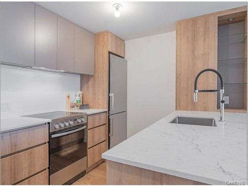 Kitchen - 906-170 Rue Rioux, Montréal (Le Sud-Ouest), QC - Indoor Photo Showing Kitchen With Upgraded Kitchen