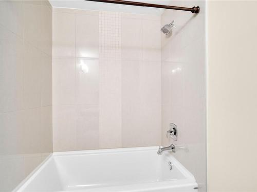 404-1838 Cowichan Bay Rd, Cowichan Bay, BC - Indoor Photo Showing Bathroom