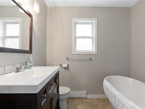 1544 Cranberry Ave, Nanaimo, BC - Indoor Photo Showing Bathroom