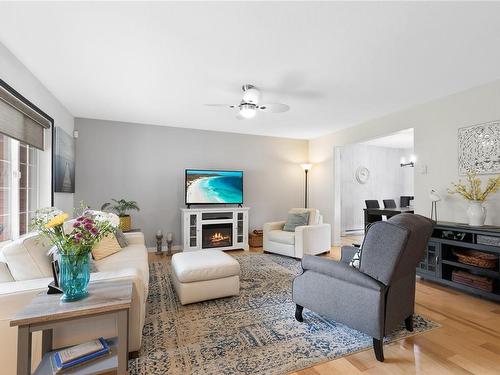 1544 Cranberry Ave, Nanaimo, BC - Indoor Photo Showing Living Room With Fireplace