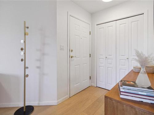 414-29 Songhees Rd, Victoria, BC - Indoor Photo Showing Living Room