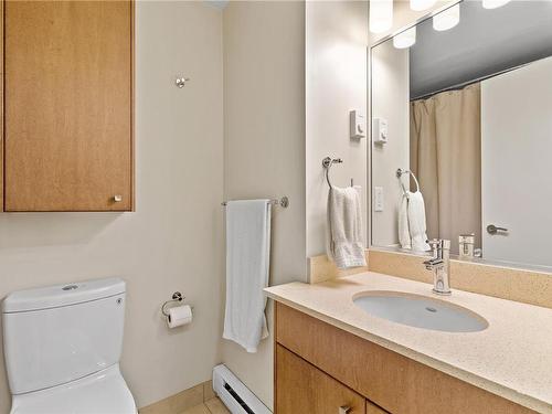301-1615 Bay St, Victoria, BC - Indoor Photo Showing Bathroom