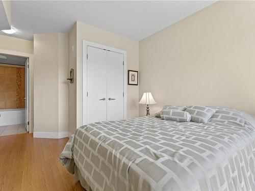 301-1615 Bay St, Victoria, BC - Indoor Photo Showing Bedroom