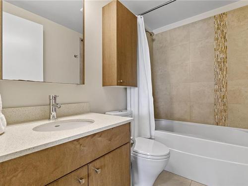 301-1615 Bay St, Victoria, BC - Indoor Photo Showing Bathroom