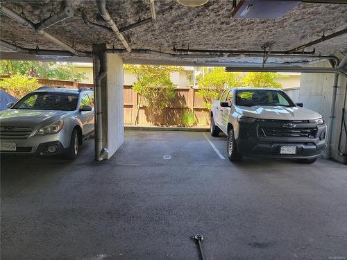 301-1615 Bay St, Victoria, BC - Indoor Photo Showing Garage