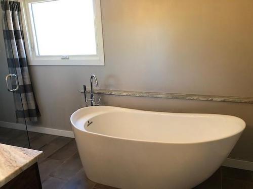 60 Oak Avenue, Thunder Bay, ON - Indoor Photo Showing Bathroom