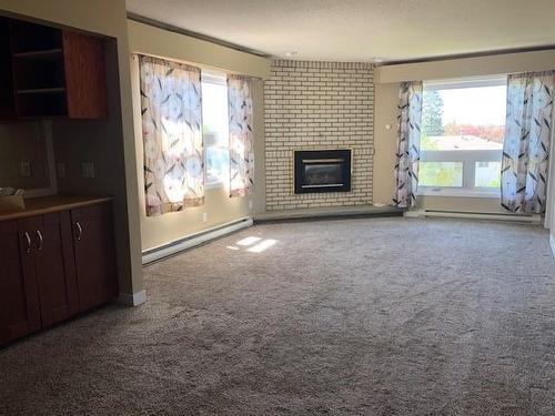 60 Oak Avenue, Thunder Bay, ON - Indoor Photo Showing Living Room With Fireplace