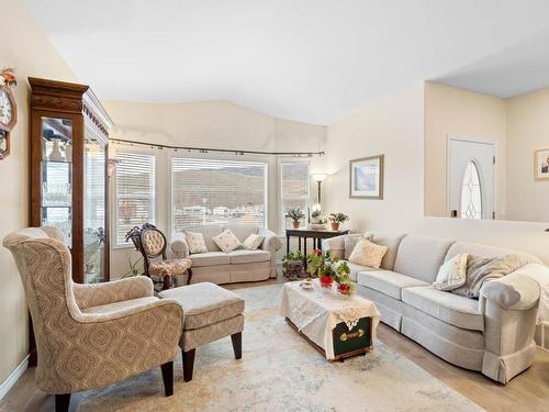 1655 Woodburn Drive, Cache Creek, BC - Indoor Photo Showing Living Room