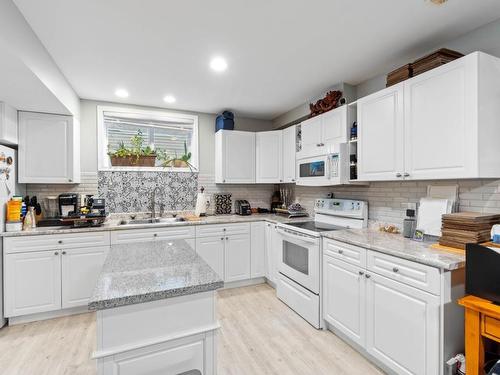 1655 Woodburn Drive, Cache Creek, BC - Indoor Photo Showing Kitchen With Double Sink