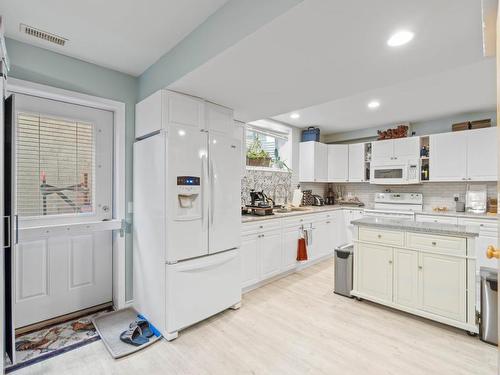 1655 Woodburn Drive, Cache Creek, BC - Indoor Photo Showing Kitchen