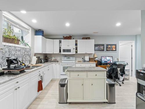 1655 Woodburn Drive, Cache Creek, BC - Indoor Photo Showing Kitchen