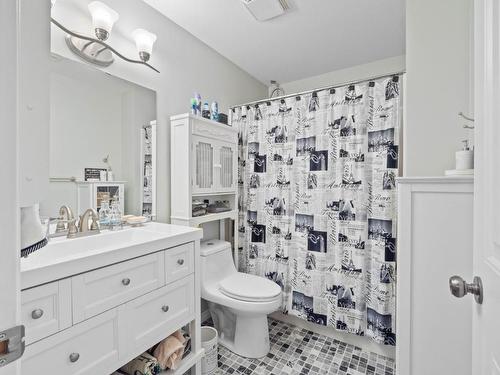 1655 Woodburn Drive, Cache Creek, BC - Indoor Photo Showing Bathroom