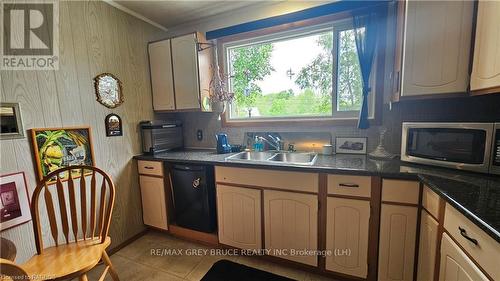 118 Main Street, Northern Bruce Peninsula, ON - Indoor Photo Showing Kitchen With Double Sink