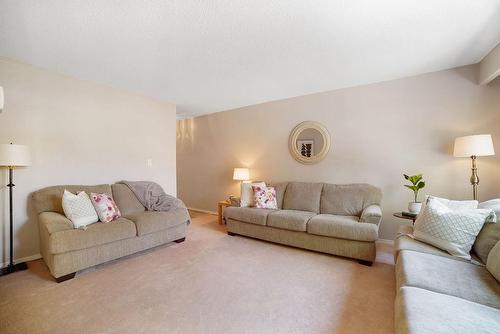 24 Nicklaus Drive, Hamilton, ON - Indoor Photo Showing Living Room