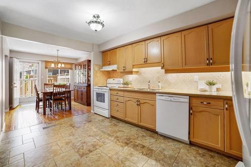 24 Nicklaus Drive, Hamilton, ON - Indoor Photo Showing Kitchen