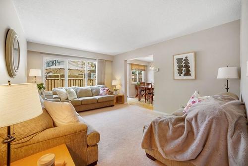 24 Nicklaus Drive, Hamilton, ON - Indoor Photo Showing Living Room
