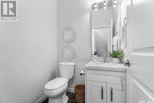 445 L Avenue S, Saskatoon, SK - Indoor Photo Showing Bathroom