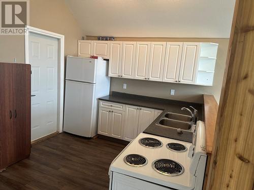 1331 106 Avenue, Dawson Creek, BC - Indoor Photo Showing Kitchen With Double Sink