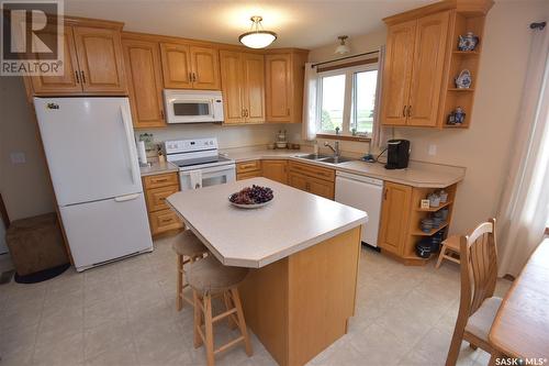 423 6Th Avenue E, Nipawin, SK - Indoor Photo Showing Kitchen With Double Sink